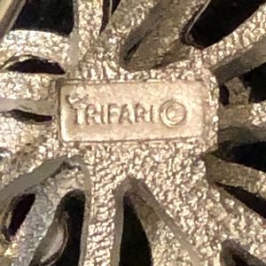 Vintage Jewelry - Vintage Crown Trifari Brooch Vintage Jewelry - Vintage Crown Trifari Brooch